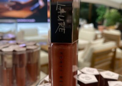 Animation de gravure en calligraphie moderne sur le nouveau Gloss Fenty Beauty